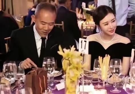 说真的，田朴珺真挺漂亮的。不是指五官颜值，虽然也不差。到就凭她不像别的女星那样，