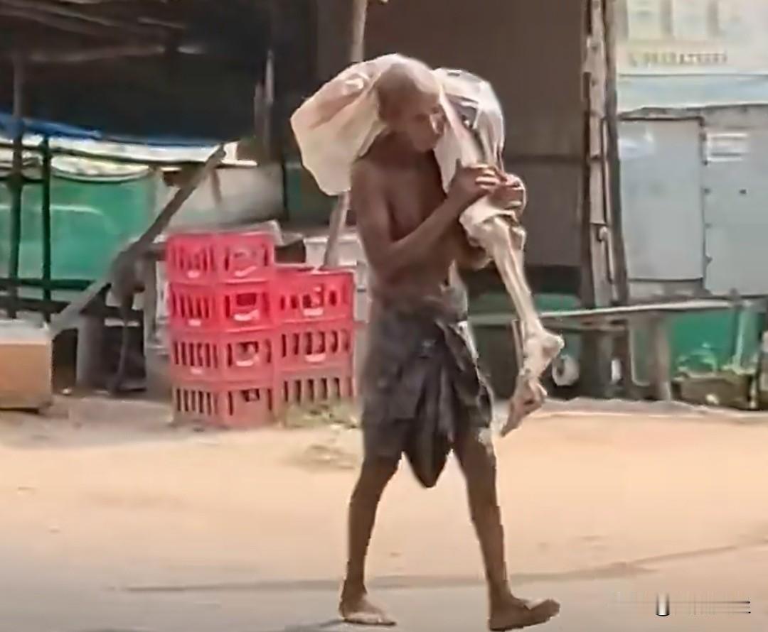 印度奥里萨邦一名男子挖开了他已故姐姐的坟墓（2026年1月去世），扛着她的骸骨到