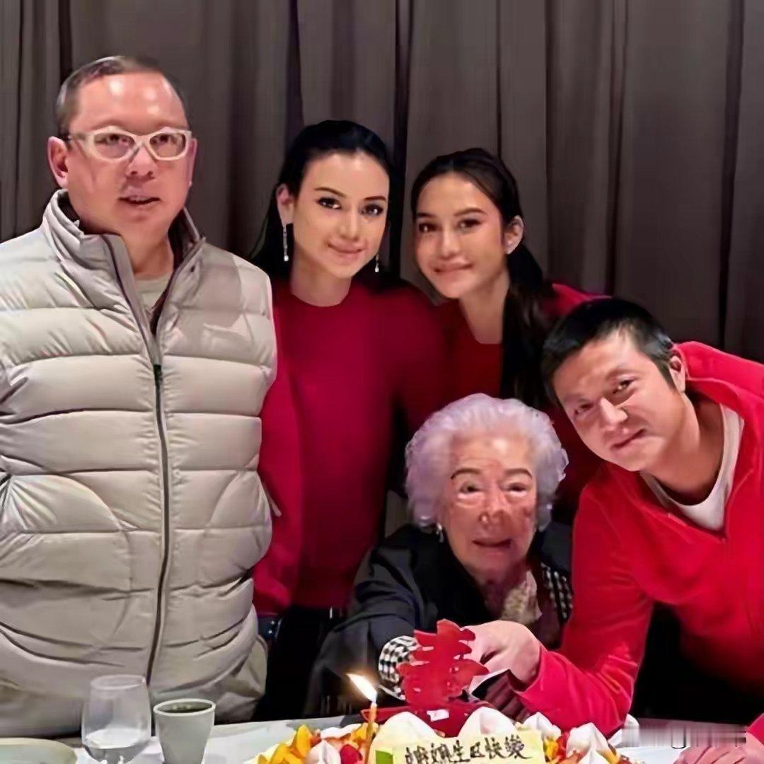 二房上位，独揽丈夫百亿，今102岁烟酒不离身，是香港豪门话事人 ​​​