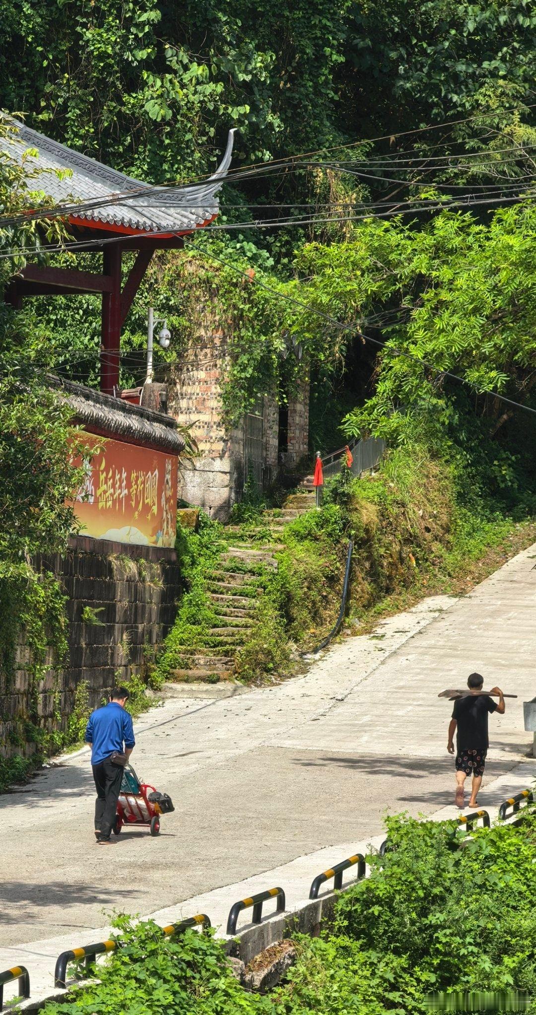 走川东古道，听铜梁人发音，他们把重庆的大足读做daju，这让我想起来我的家乡也把