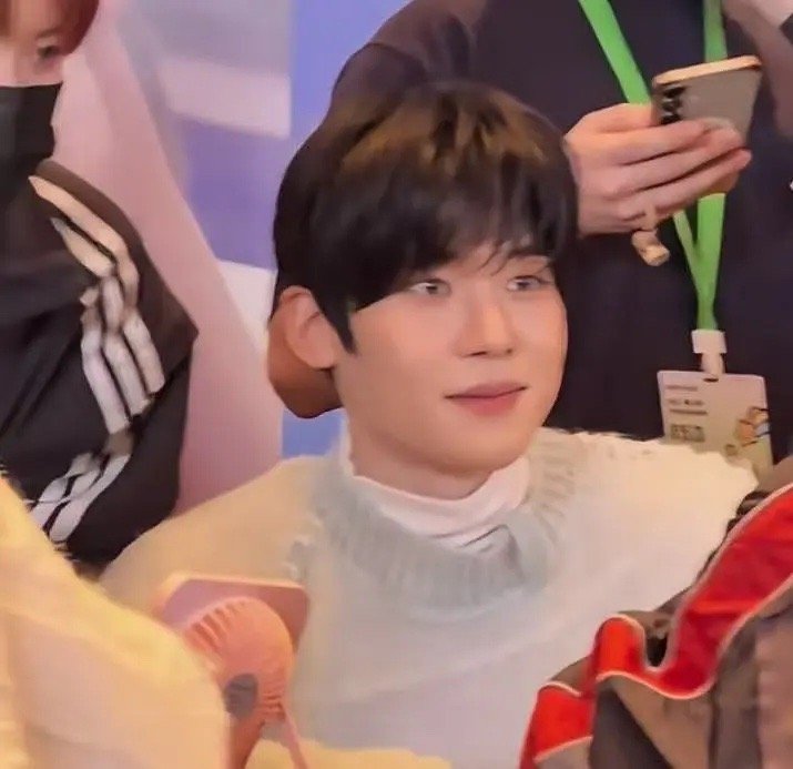 吴是温最新签售状态竟然返老还童了？ 