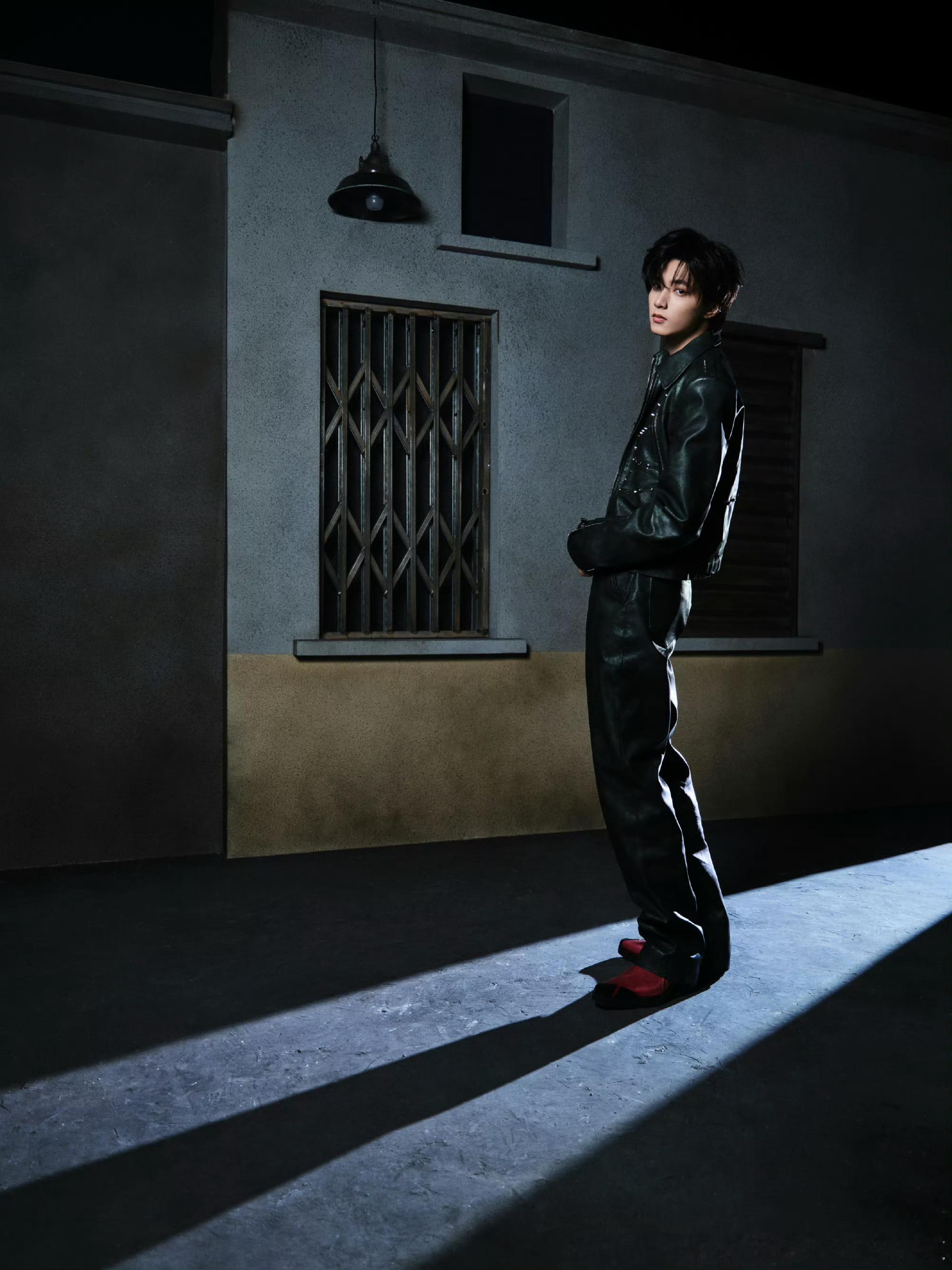 刘耀文45度站姿升级了刘耀文这标志性的45度站姿是刻进DNA里了吧，现在还直接升