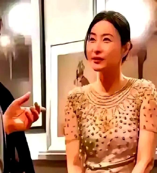 十几年前，郭晶晶嫁进霍家，香港的风水大师们差点把她捧上天，
那些算命师傅如今集体