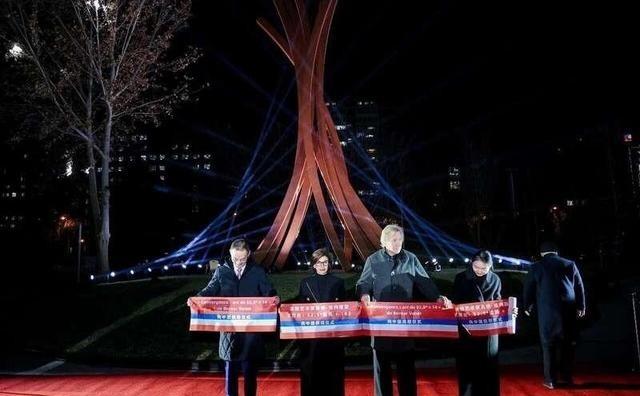 马克龙送给中国一份厚礼，重量约40吨，巴黎和北京各一个根据媒体报道，法国总统马克