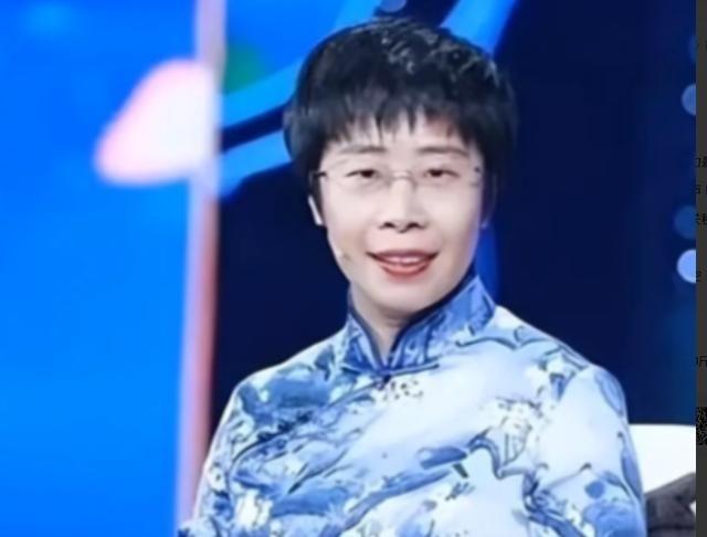 2019 年，父母为 44 岁的蒙曼公开征婚，不要求车子、房子，更不看存款、相貌