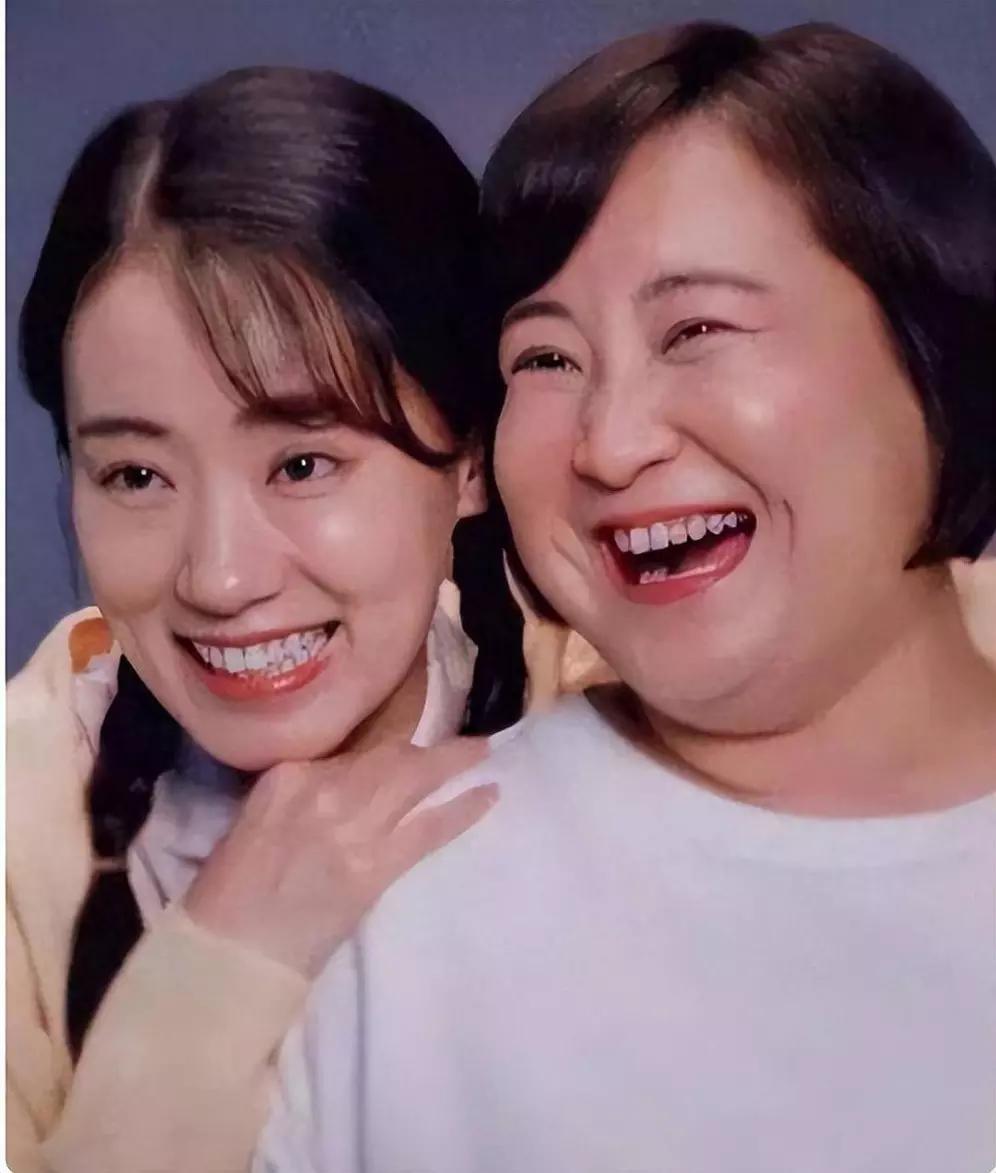 贾玲和张小斐反目，所谓贾玲“退圈”“解散公司”，她只是换地方干活，大碗娱乐仍在经