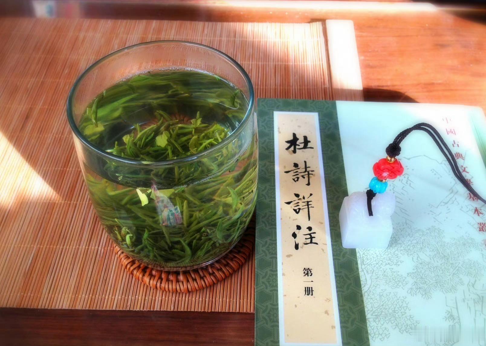 蜀人杨俊成仁兄，制茶是一等一的好手。去岁寄来一包兰香绿茶，纸封裹得严严实实，拆时