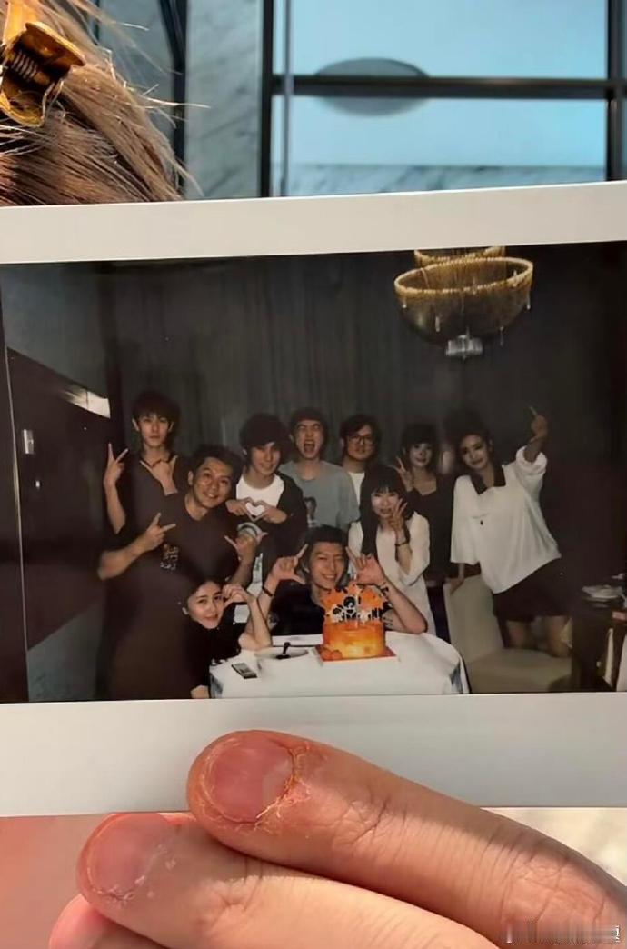 跑男团集体给范丞丞庆生范丞丞跑男团拍立得合照 好有爱的一张拍立得！ 