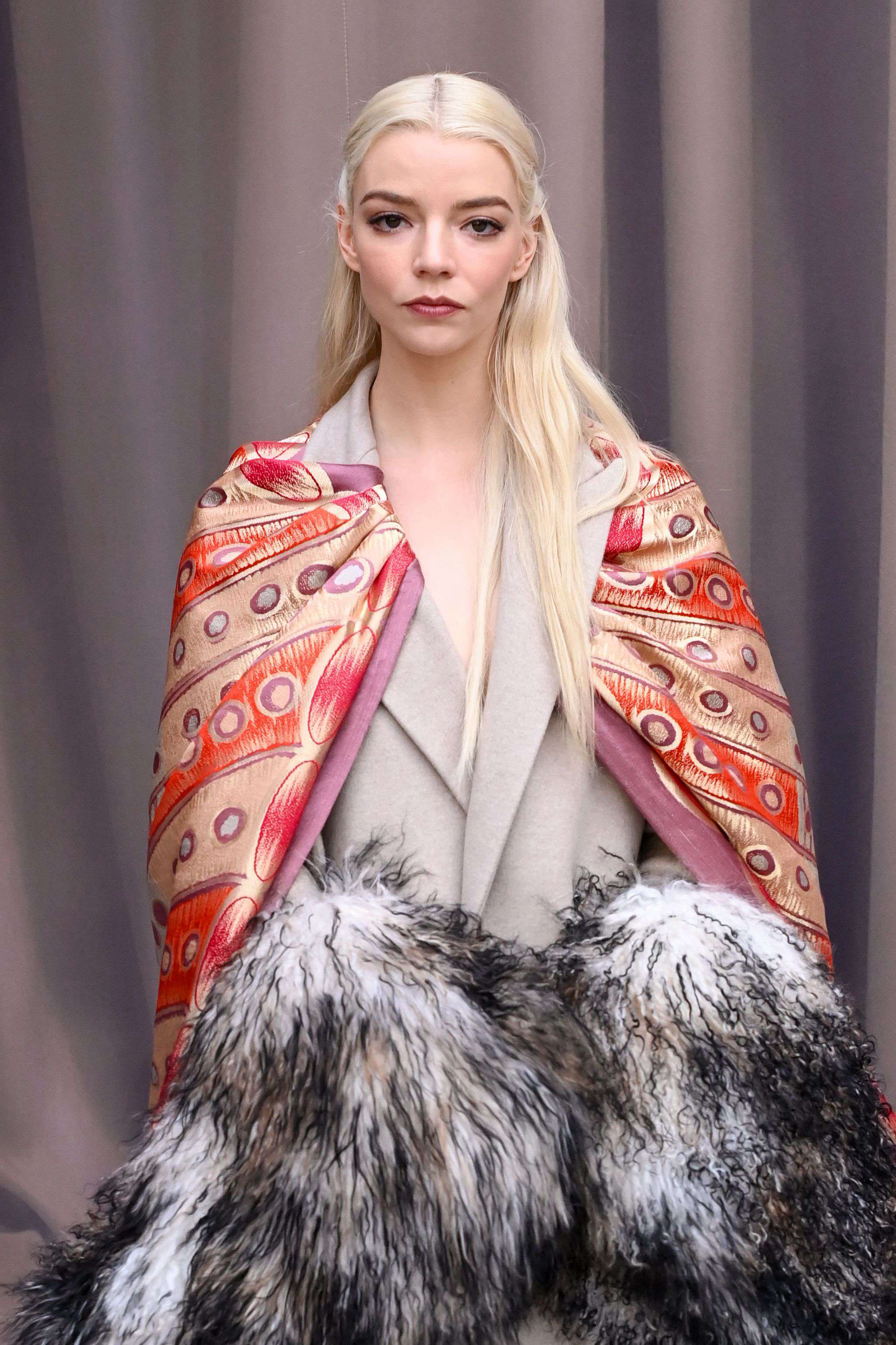 Anya Taylor-Joy超美新造型亮相巴黎时装周！