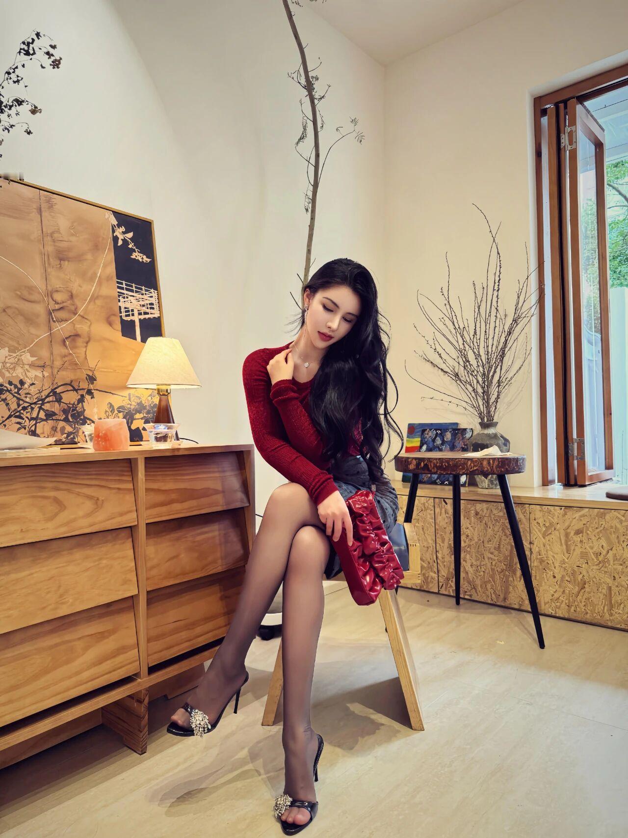 御姐氛围感版
红与黑的碰撞，是藏在细节里的高级感。
慵懒午后，温柔与锋芒并存，这