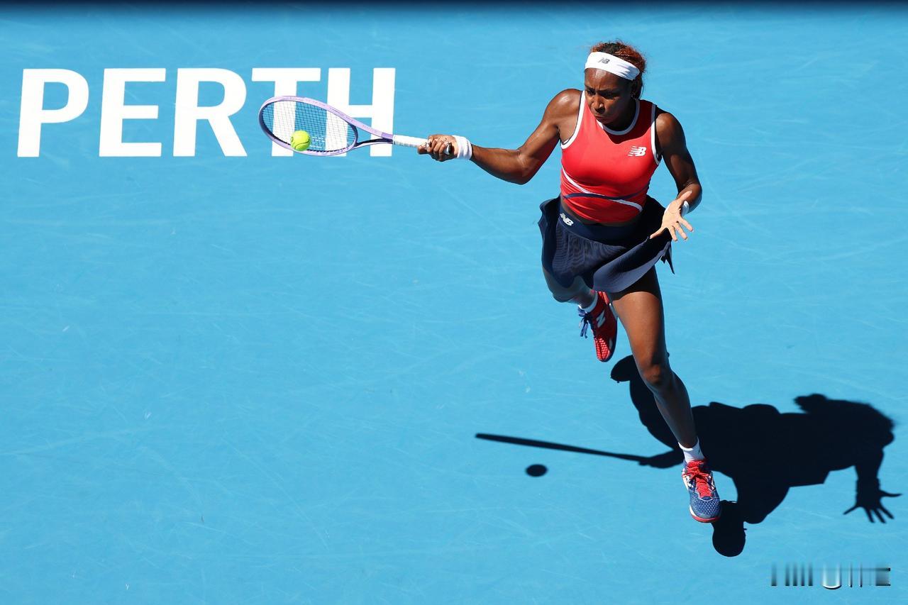 正在美国队与希腊队之间的首场联合杯1/4决赛，高芙2-0(6-3、6-2)横扫萨