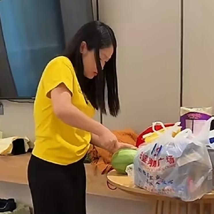 昨天小松在济南直播卖货保健品卖的不错，小松说他们卖14万已经很不错了，能够取得这