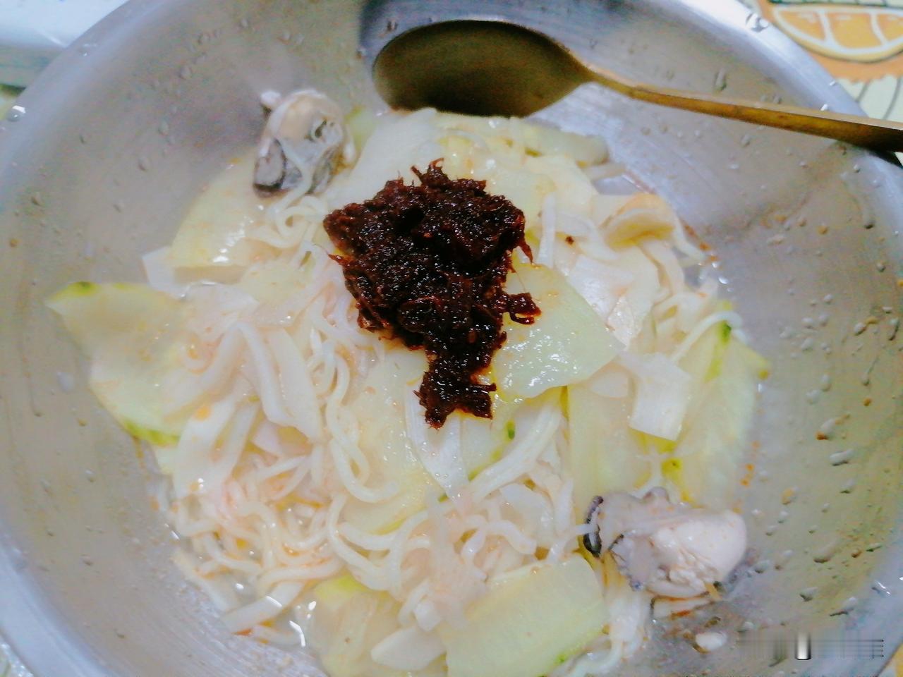 晚上，我做了一碗鸡蛋面吃。

鸡蛋面饼一个，竹笋片一把，蛎蝗六个，黄瓜片半根，吃