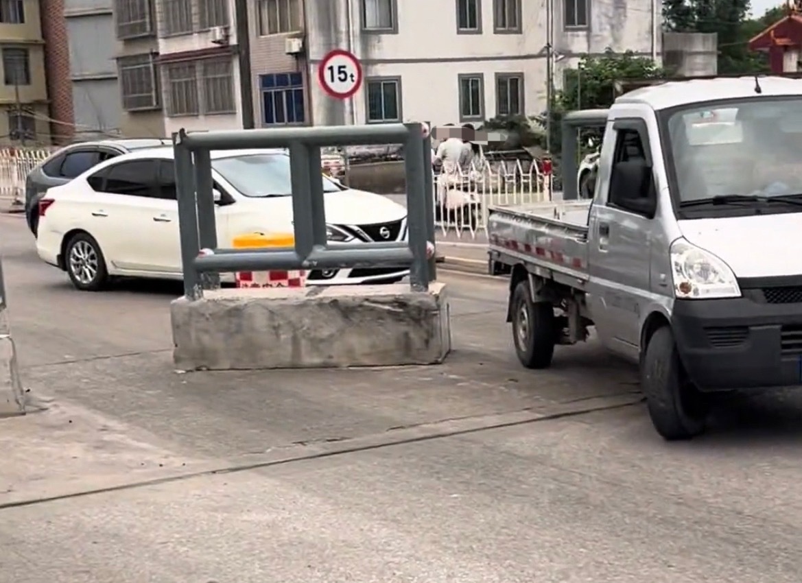 【玉林suv轿车撞桥头的防撞墩致爆胎】6月9日，玉林市城区一辆suv轿车撞上桥路