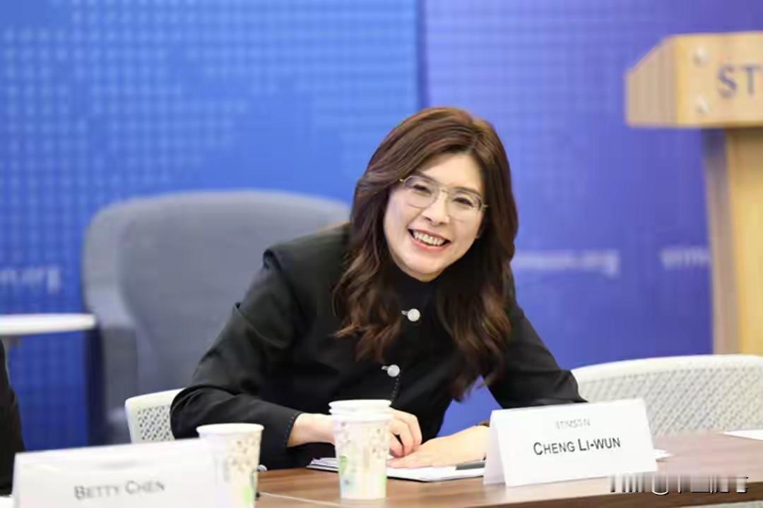 郑丽文离美之前，狼子野心充分暴露出来了。

郑扬言“要想改变台海现状，必须征得台
