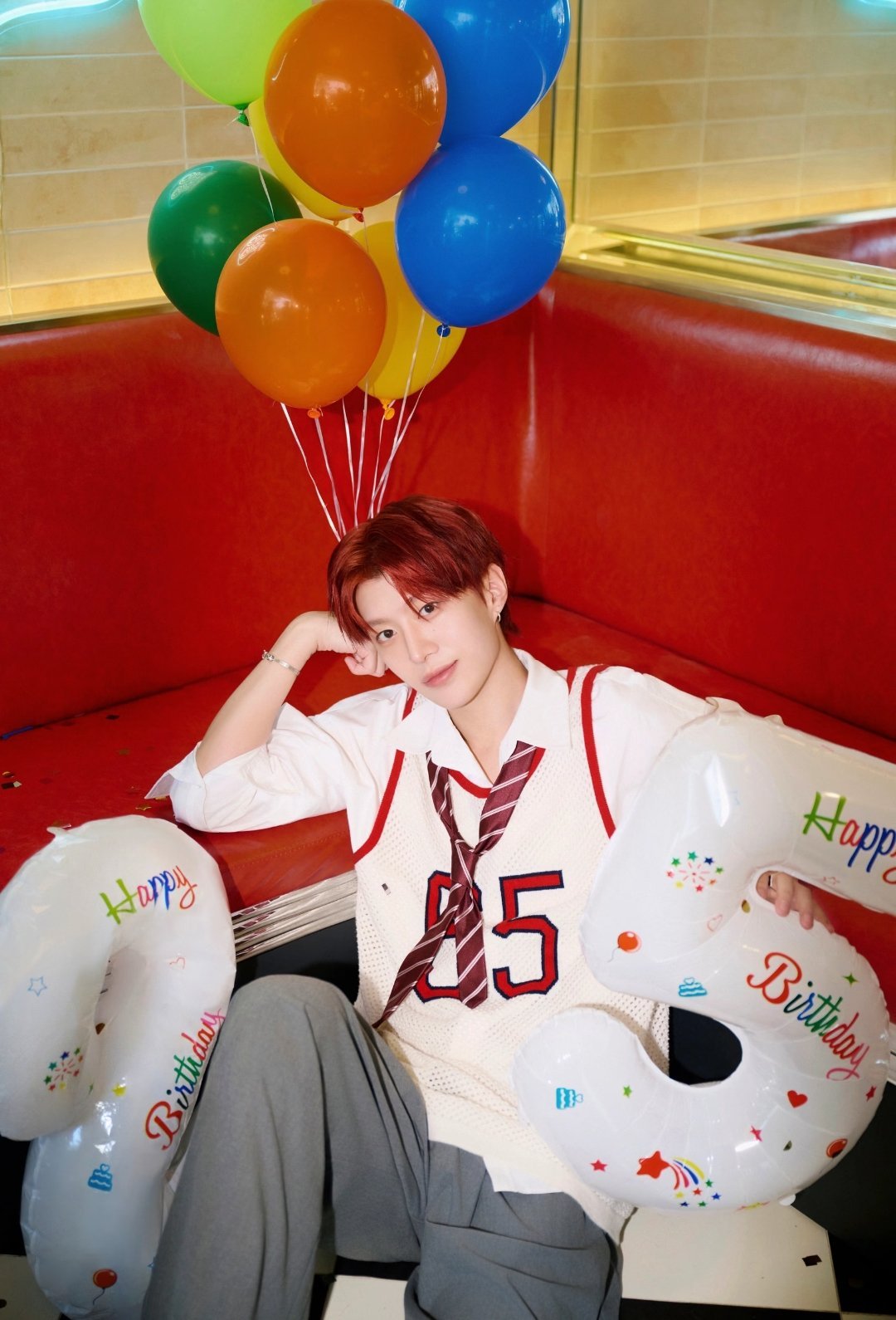 明星丨写真范丞丞的一组红发图，这穿搭很有热血男大那范了～ 