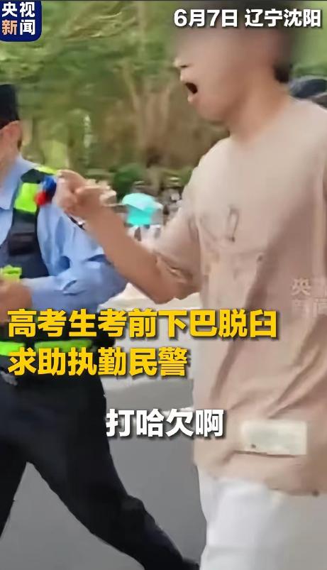 6月7日下午1点50分左右，沈阳浑南二中考点门口。这名考生正在排队入场，考前放松