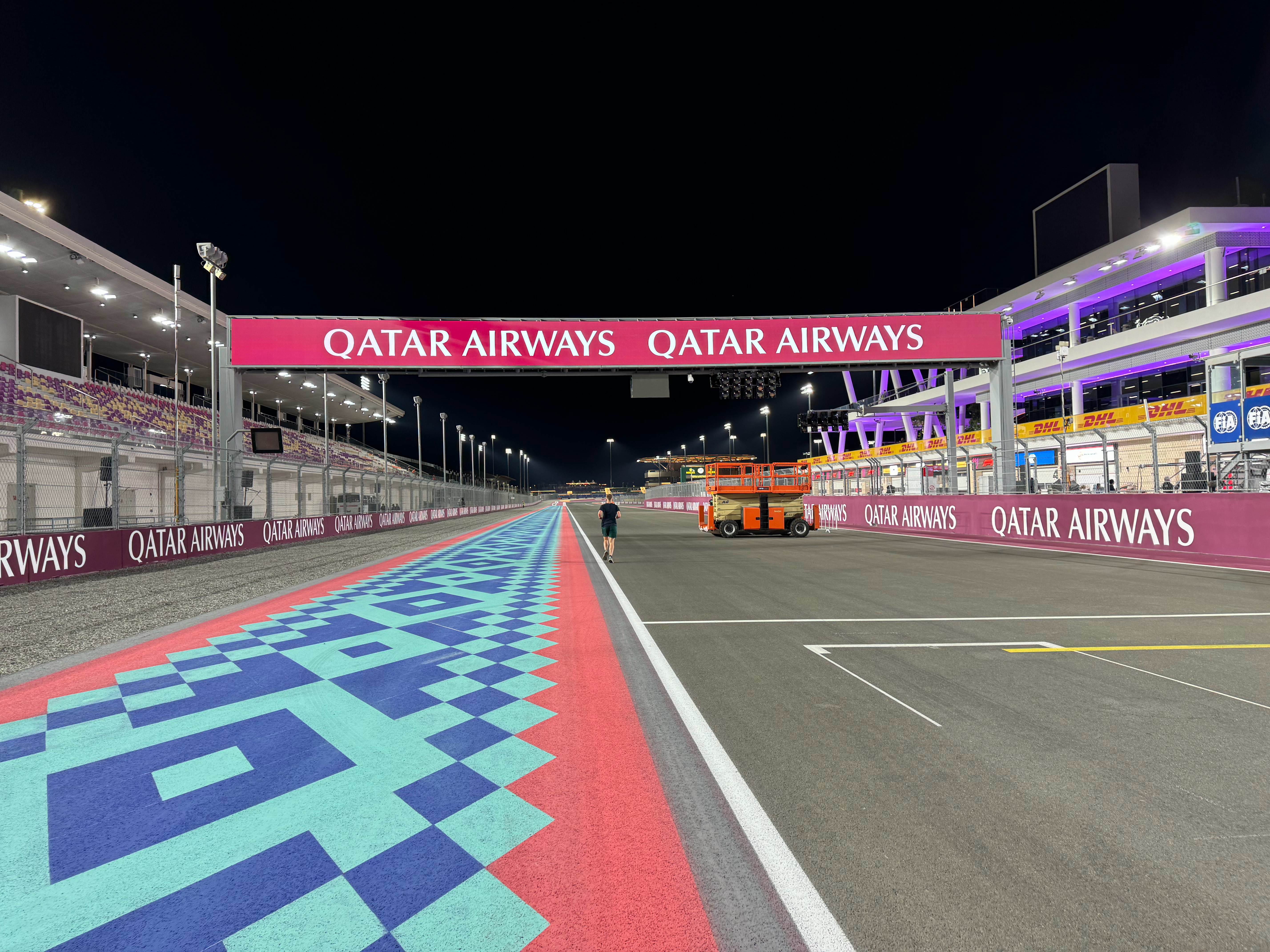 倍耐力在本周的赛事笔记中公布了本周轮胎25圈里程规则的更多细节1. 冲刺赛和正赛