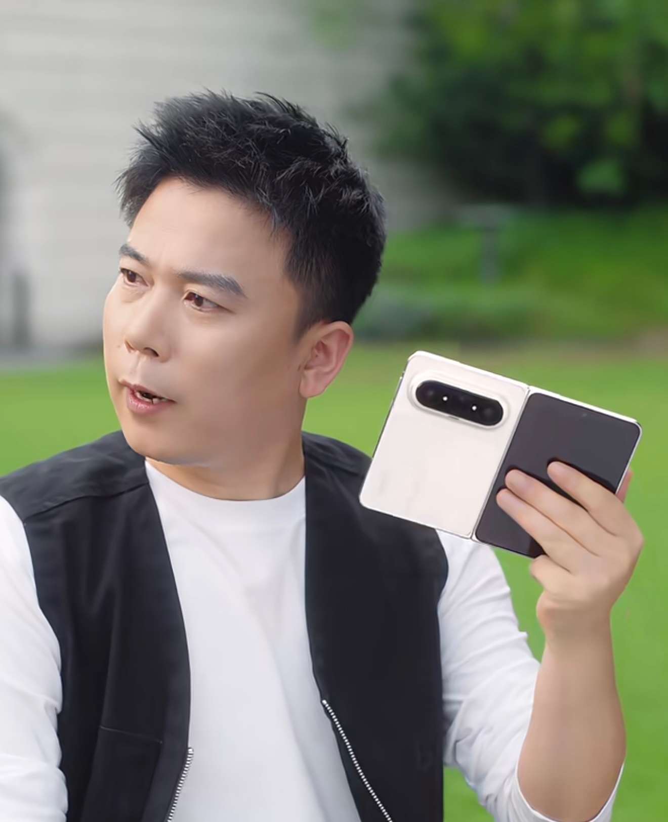 PuraX Max 展开就是小平板，配上手写笔绘画创作轻松游刃有余，能有一台随时