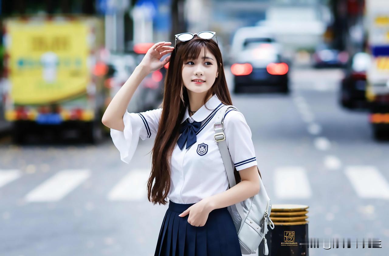 夏日的街头，风里都裹着青春的味道。白衬衫配百褶裙，是独属于少女的浪漫与自由，走在