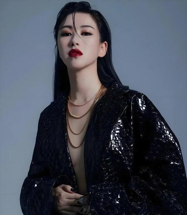 朱珠的美辨识度很高，最角那颗痣是个人标志。
她的眉眼微微上挑，饱满的厚唇，笑起来