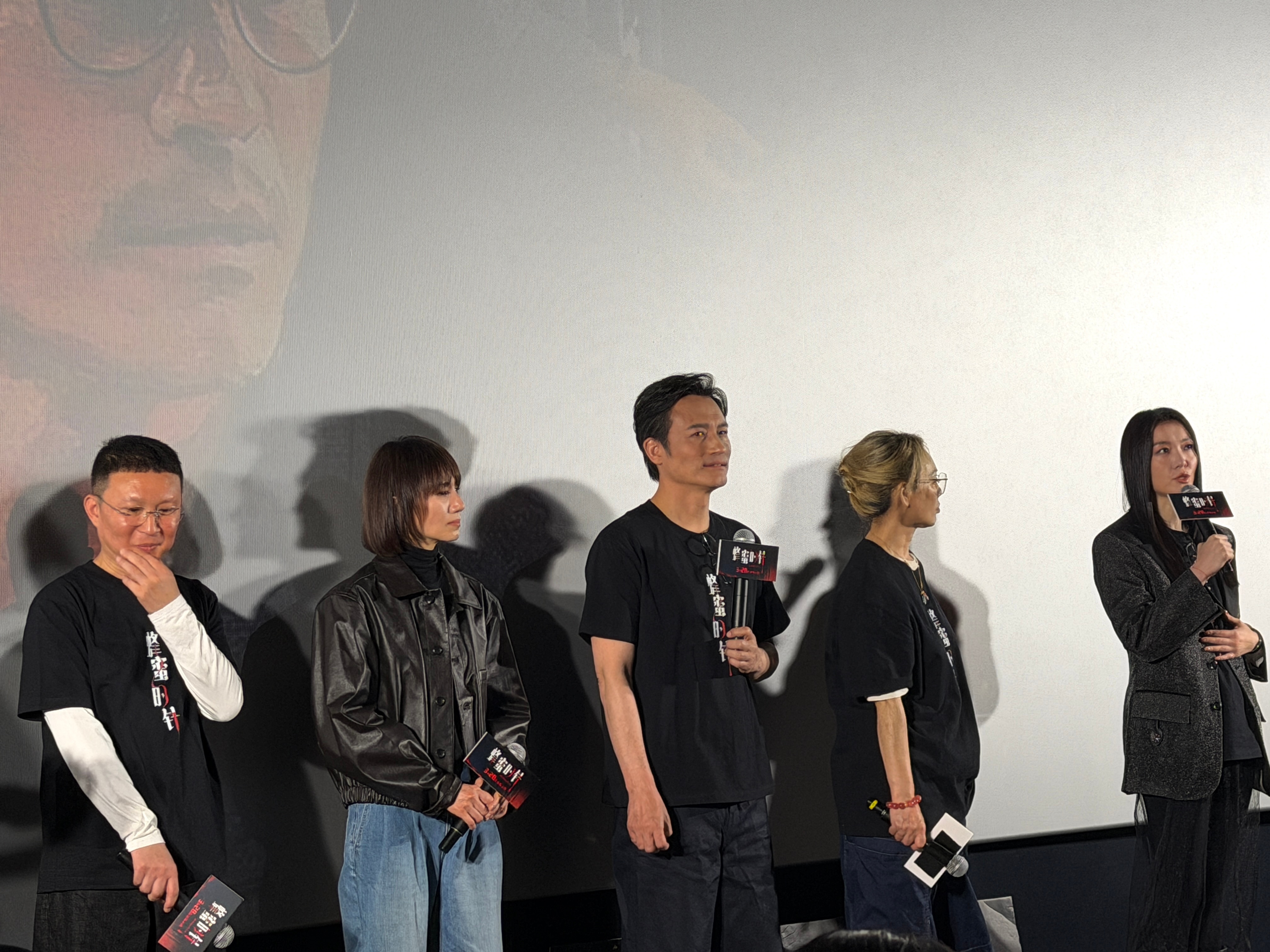 终于看到《蜂蜜的针》。好喜欢袁泉，演得真好，把内心偏执的、疯魔的爱诠释得很到位，