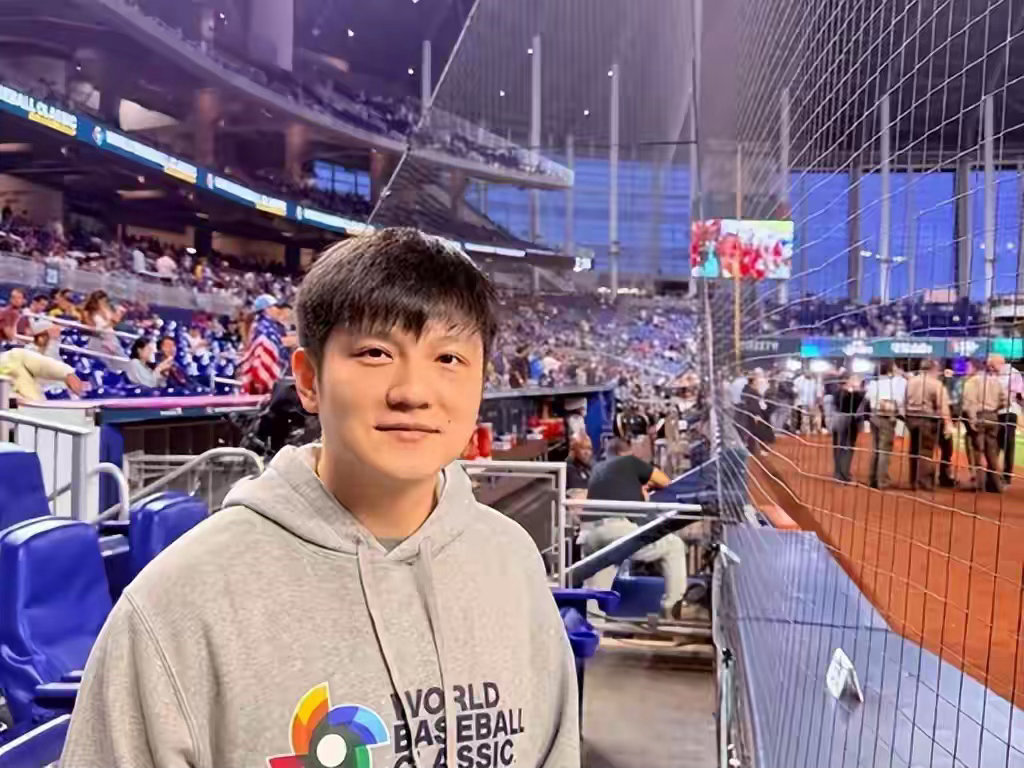 樊振东跨界解锁新行程！现身旧金山观赛棒球，跨界联动尽显多元体育魅力近日，乒乓球名