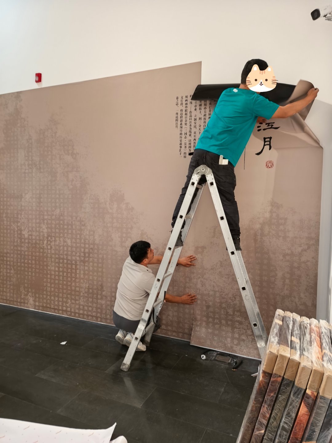 出离愤怒了这学校给我们一堆错的展位数据有的同学墙纸惨遭一刀切而我的又贴不满。。 