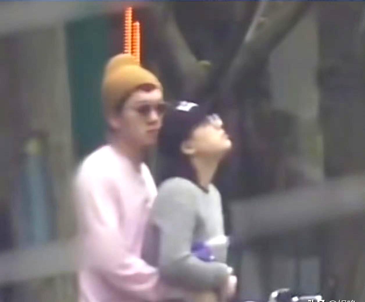 救过命的爱情，散场时往往最绝情。
 
四年前她深陷抑郁，他在她嘴里是照亮自己的太