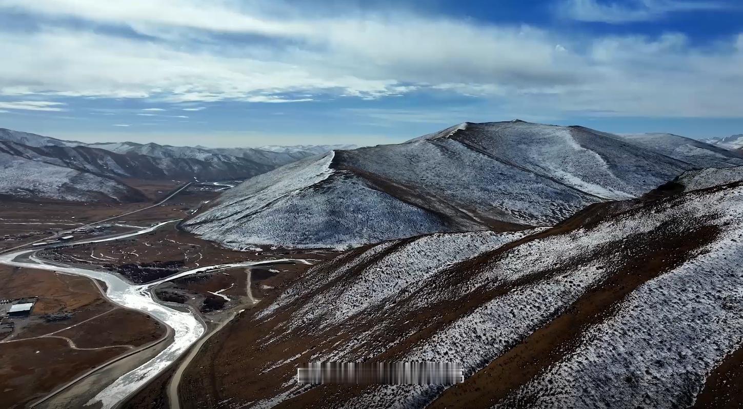 青海小球员逐梦上海的托举之手 最近被一部关于青海“猎隼队”的纪录片深深打动。在平