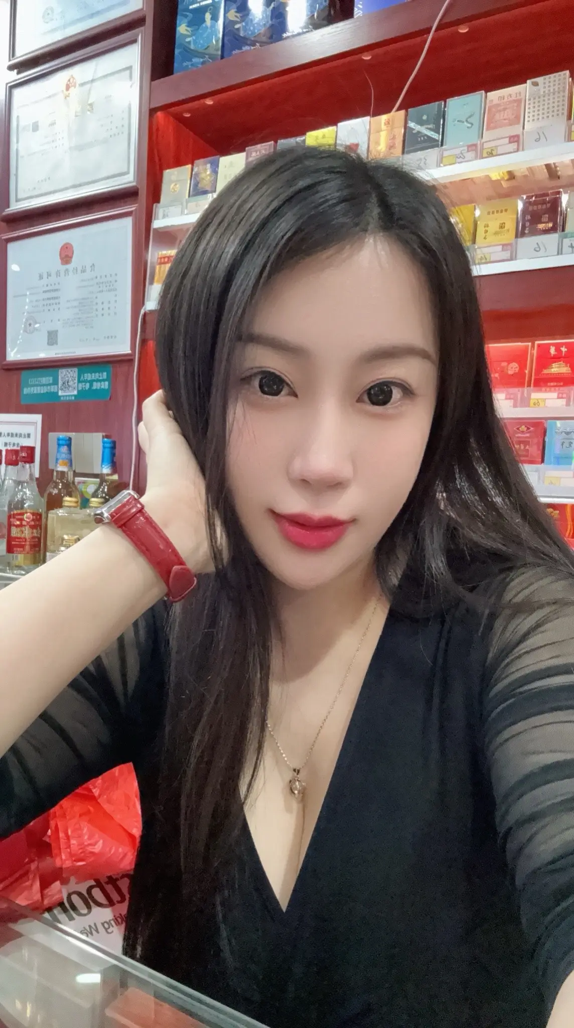 烟酒便利老板娘 烟酒店的老板娘 烟酒店老板娘