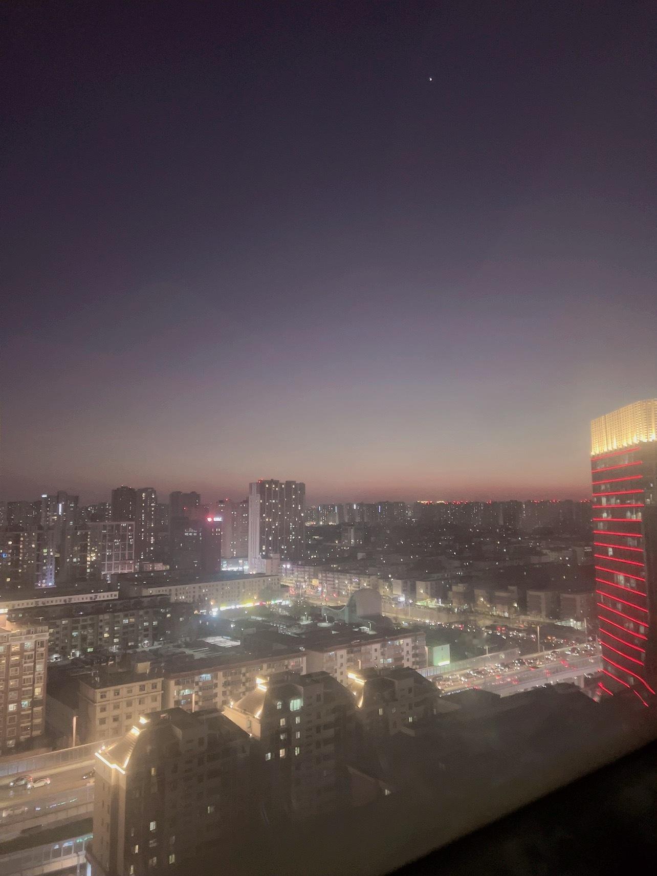 今天的夜色很好看，今天的茶百道也很好喝。奇毅果🥝果然很清新可口~ 