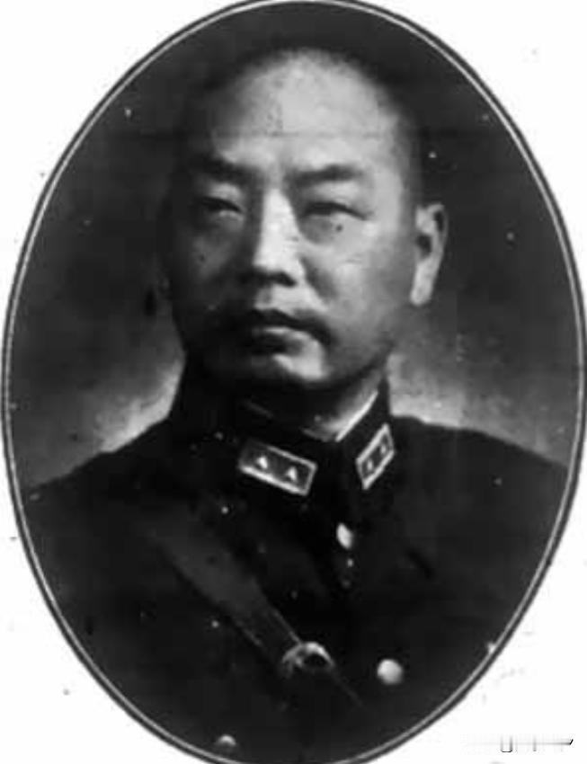 1947年2月叛变解放军的郝鹏举被俘，成为战犯后郝鹏举企图狡辩，可看到脚上镣铐的