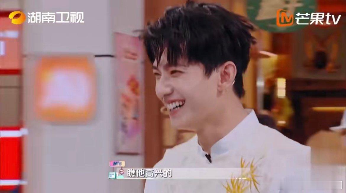 丁程鑫泼杨洋 “水巴掌” 威力来袭，丁程鑫让杨洋感受别样 “清凉”。游戏精彩升级