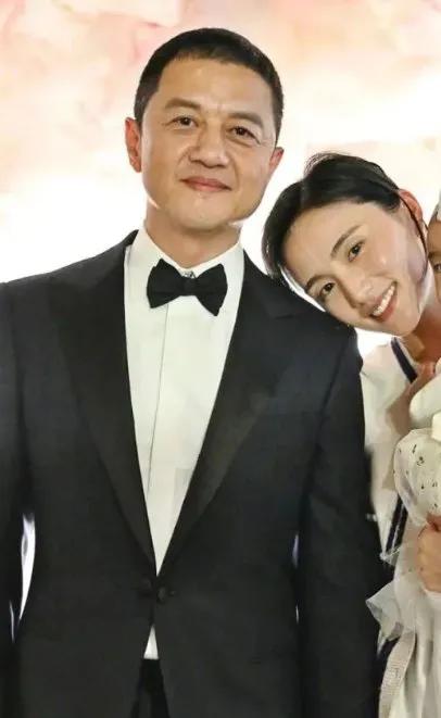 李亚鹏开公司后欠了一大笔钱，网友问他的妻子金喜：“他为什么不拍戏挣钱非要直播还债