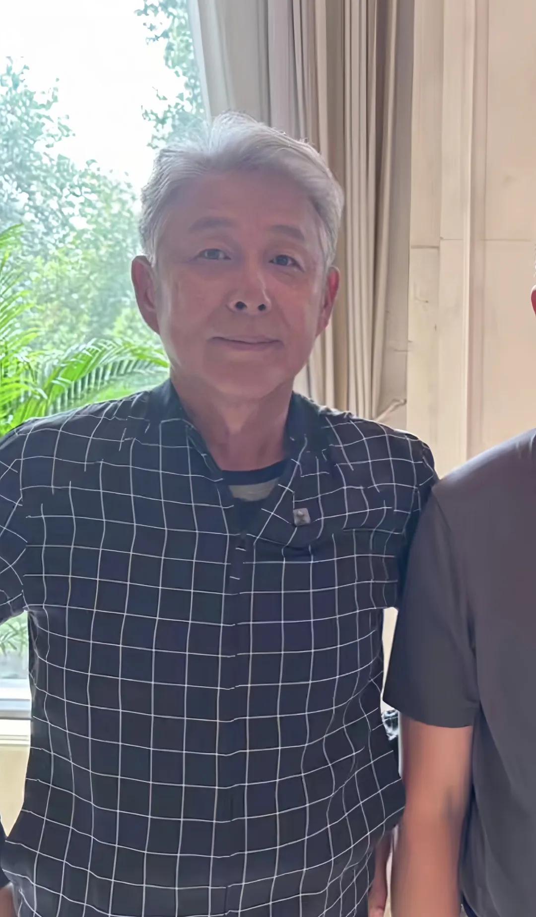 这竟然是陈道明？？
岁月真的好无情，70岁的陈道明已经白发苍苍，如果不说差点认不