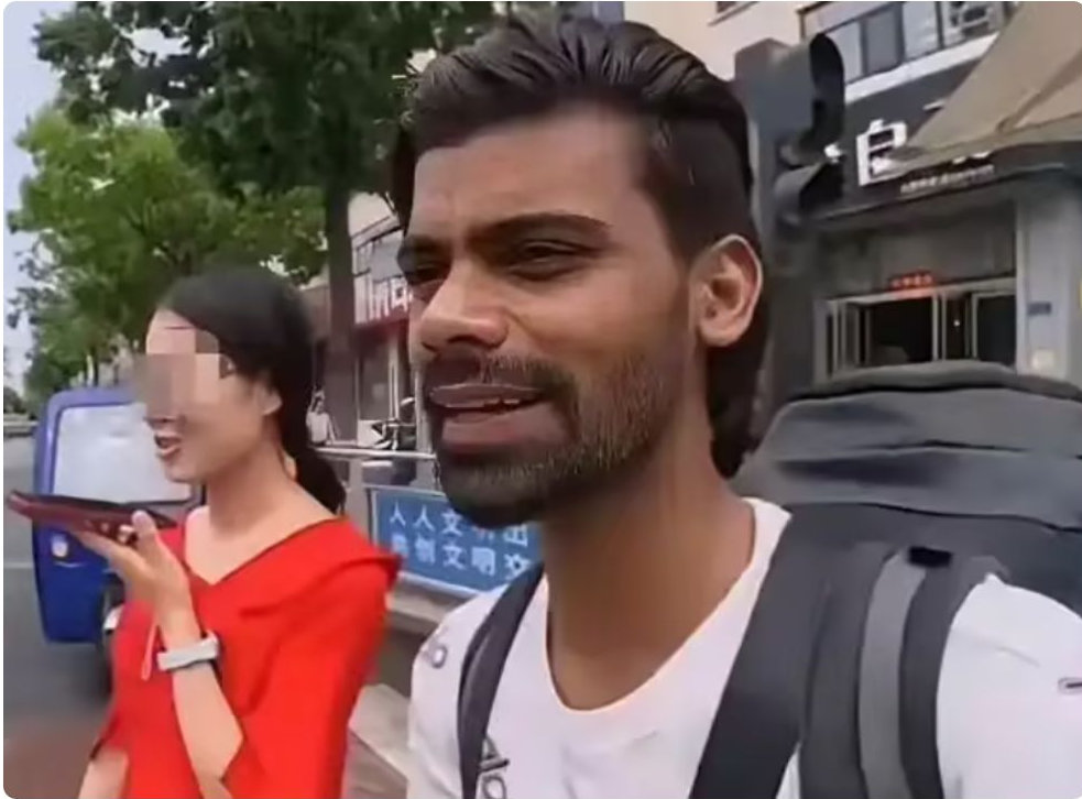 印度网红在中国被当明星对待，母女邀请他到家吃饭，转头就骂中国 