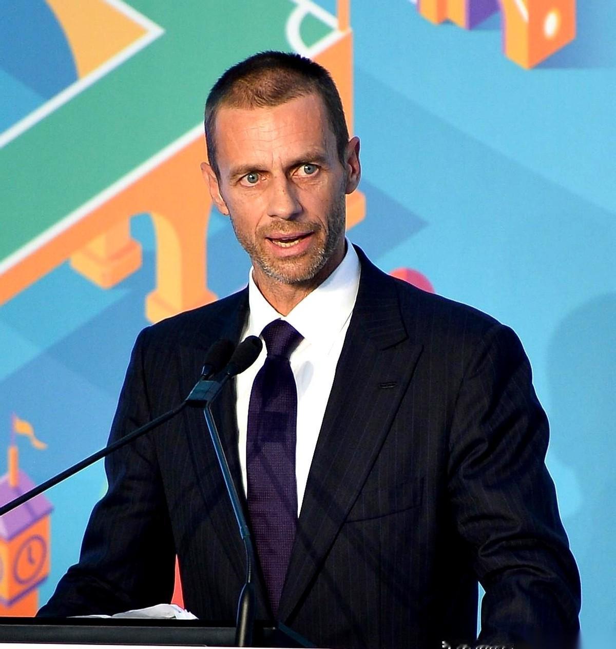 欧足联主席切费林办公室的门，估计是反锁的。
他面前的屏幕上，德国战车，轰然倒在十