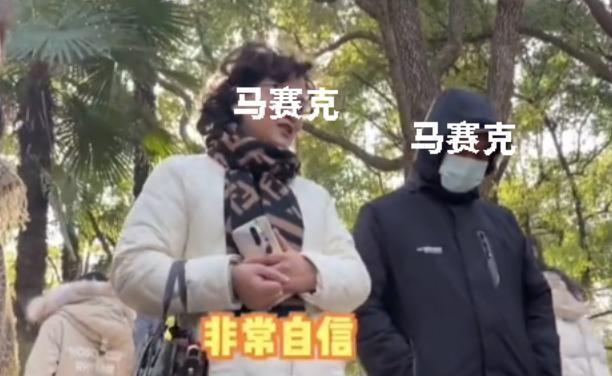 昨天老王喝醉了，竟然爬到我家屋顶上唱歌！我刚想报警，却听到了让我心酸的一幕。
