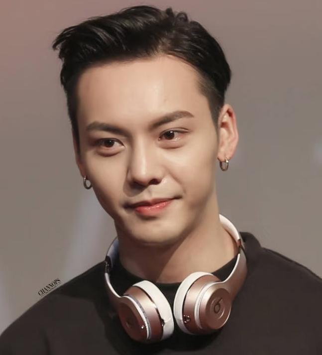 蔡卓妍官宣结婚，最开心的人估计就是陈伟霆了，不是因为他们曾经在一起过，而是蔡卓妍