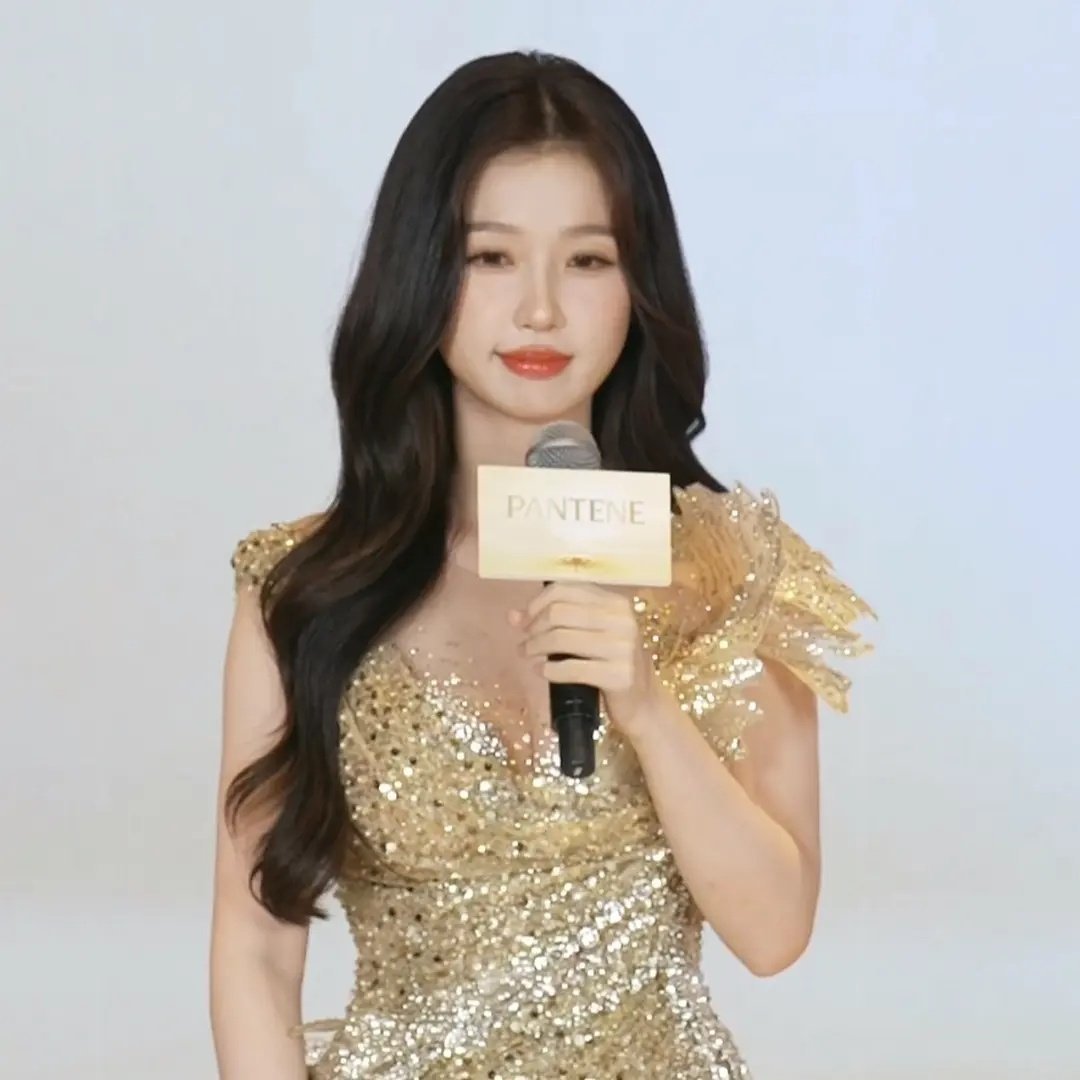 虞书欣最新直播，她的颜值发挥的一如既往的稳定 ​​​