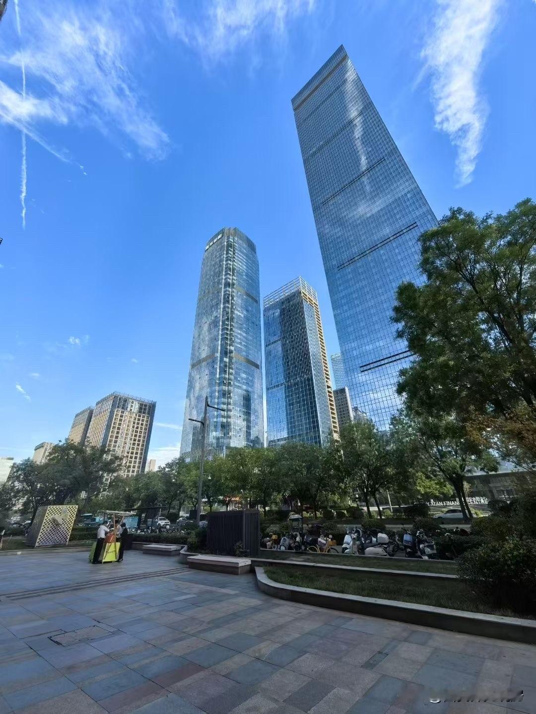 今天西安热疯啦！目前雁塔区室外温度都到40℃了，气象台还升级发布了高温橙色预警，