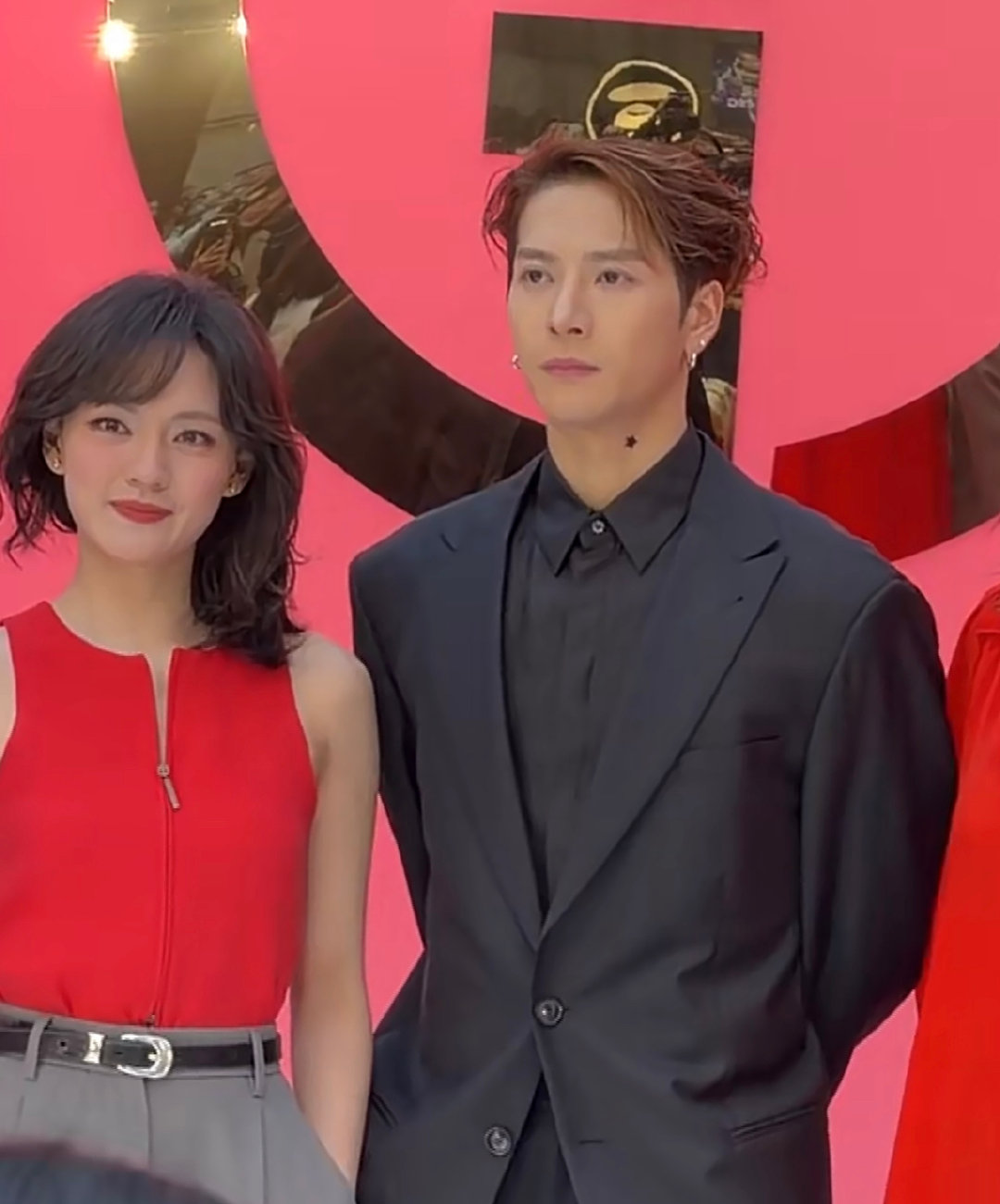 文淇王嘉尔同框文淇王嘉尔同框送马年祝福 1月6日，一同出席线下活动，两人同框送马