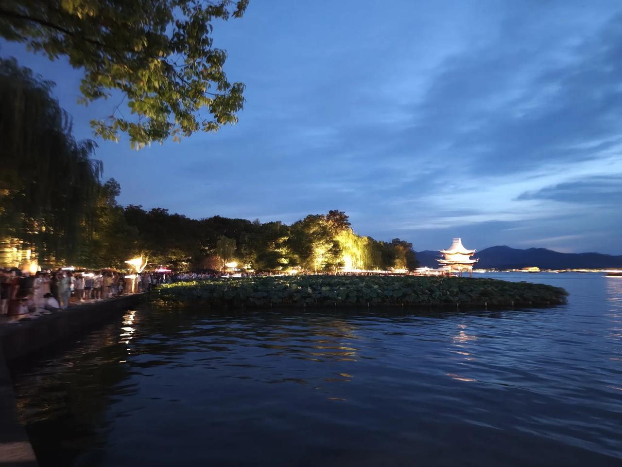 在这个夏天，让我们一起感受杭州阳光的炽热，倾听西湖树林蝉鸣的旋律，享受微风的轻抚