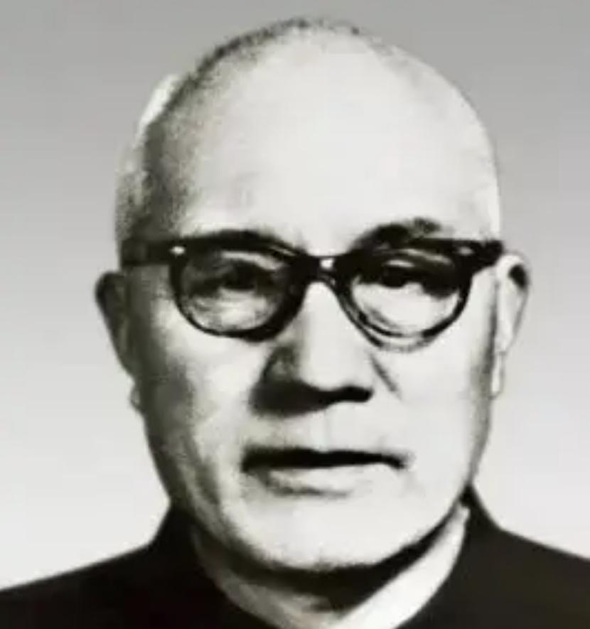 1957年，毛主席在青岛游泳后得了重感冒，高烧不退。
省委书记请来一位老中医。老