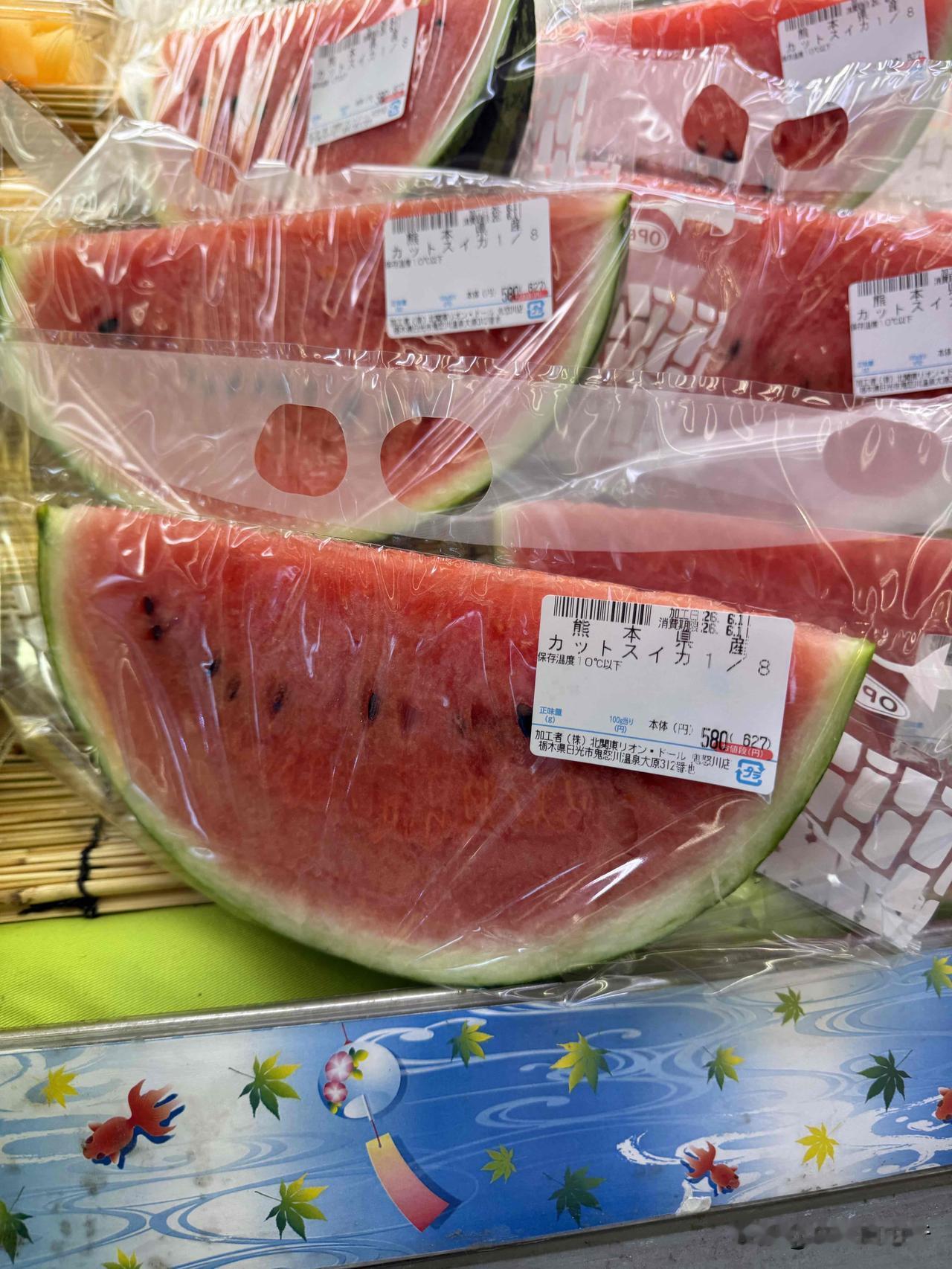 日本的西瓜，一个的1/8大小价格627日元（含税）。
熊本县产。
也就是这一整个