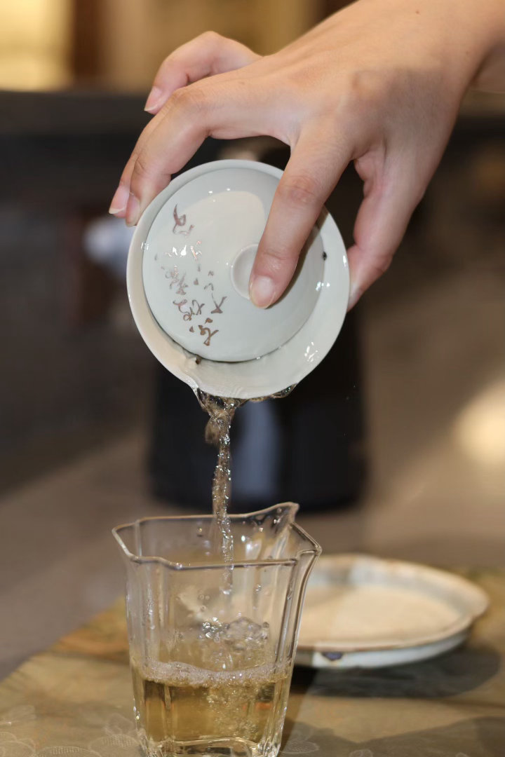 品茶赏器交友  三伏天，最适合静坐、喝茶、和自己对话。 