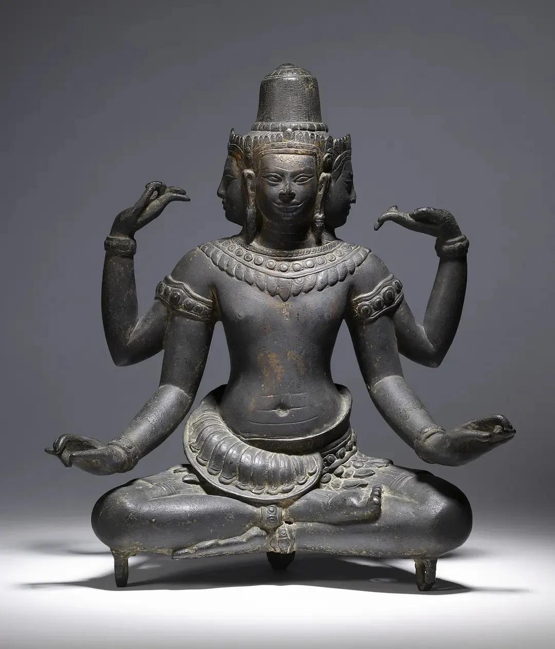 梵天坐像
公元13世纪，柬埔寨吴哥王朝