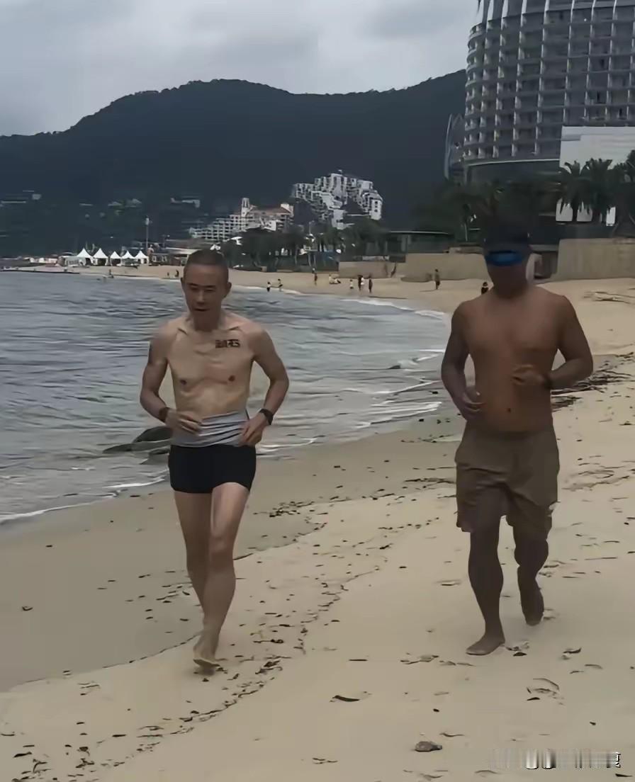 75岁的王石在深圳海滩光膀子跑步时被人偶遇。

常年锻炼的他，肌肉简直少得可怜，