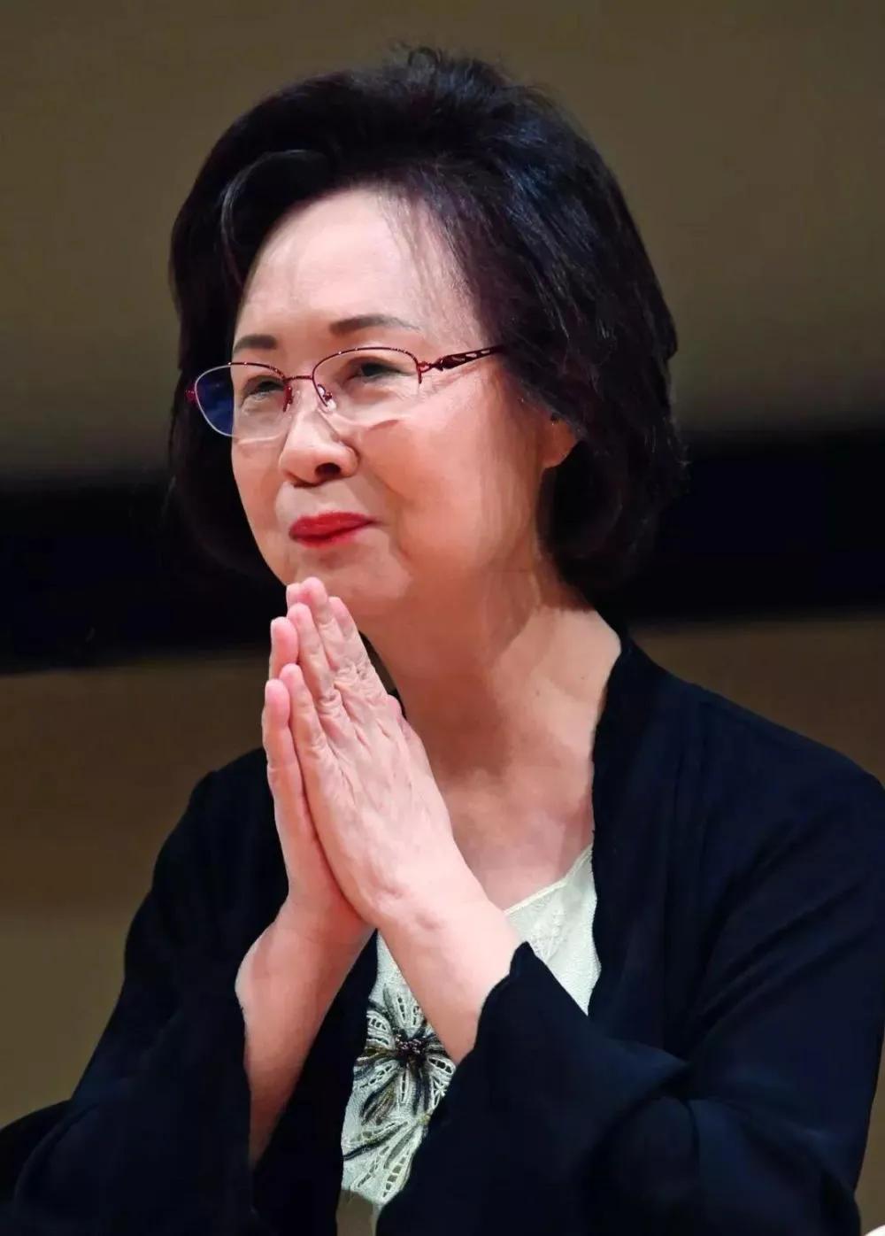 《琼瑶：时光中的浪漫织梦者》
 琼瑶，一个名字
跨越几代人的心灵长河
用文字筑起
